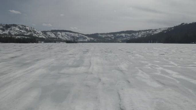 雪山附近一个大冻湖的鸟瞰图
