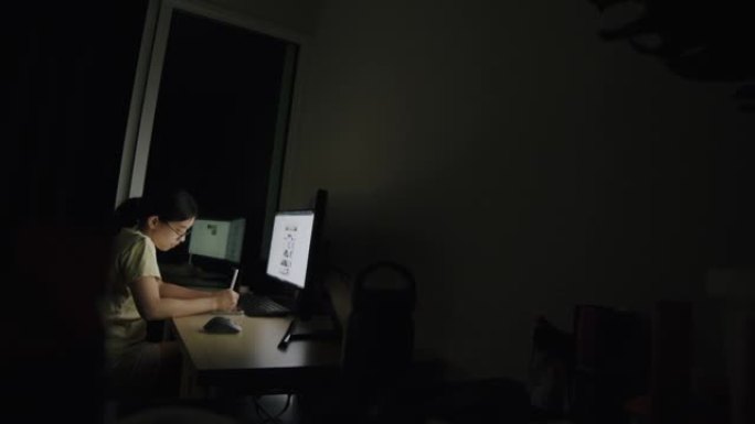 坦率的亚洲女商人晚上在家庭办公室的平板电脑上写作品。