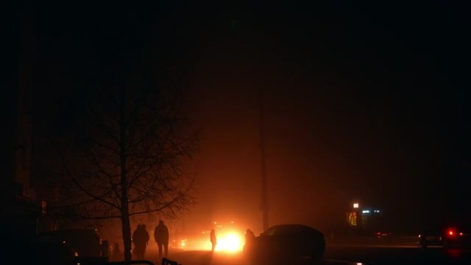 明亮柔和的灯光从汽车聚光灯照亮黑暗的街道在停电期间。停电时期乌克兰人现在的生活方式。
