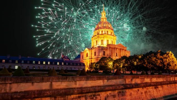 夜间荣军院上空庆祝五颜六色的烟花。法国巴黎