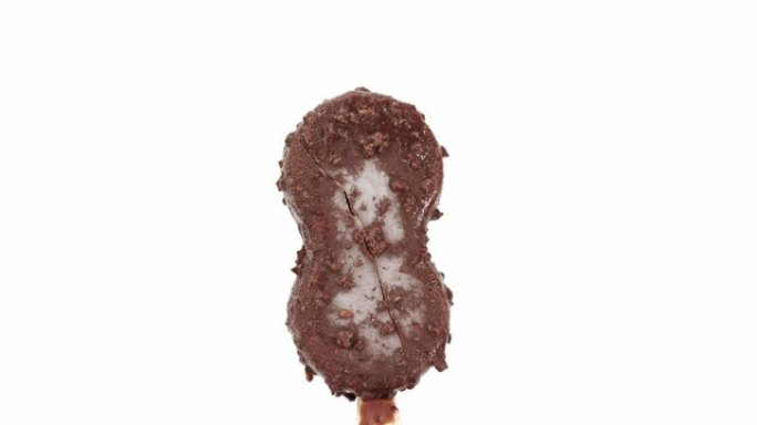融化巧克力覆盖的冰淇淋棒。