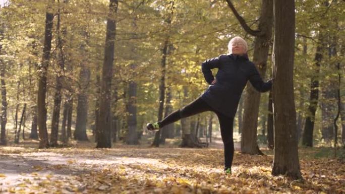 健康的老妇人在大自然中做体育锻炼