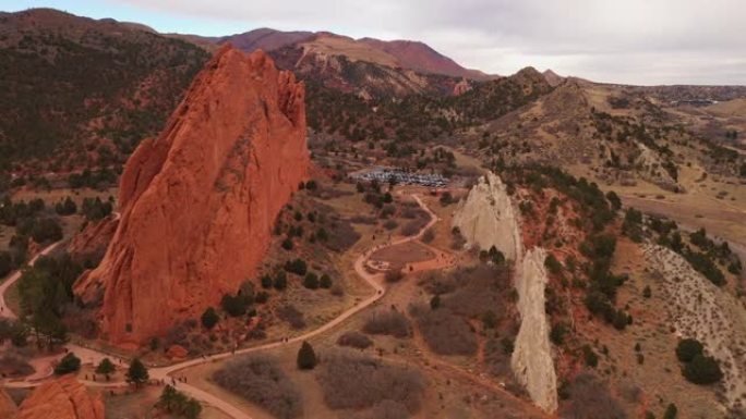 缩小红岩石峰和峡谷土地的道路和道路的旅游
