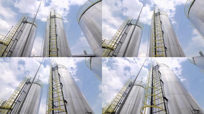 碳纤维工厂高金属罐上的服务梯子