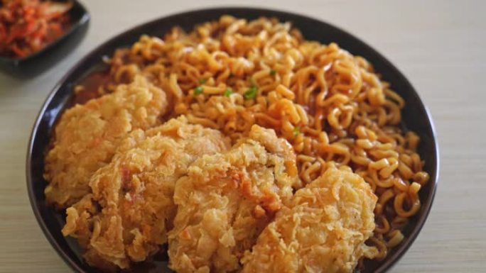 韩国方便面配炸鸡或炸鸡ramyeon-韩国美食风格