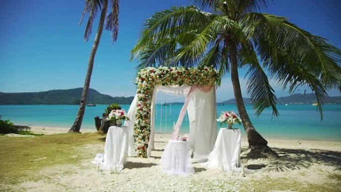 婚礼设置拱形花椅仪式海滩。