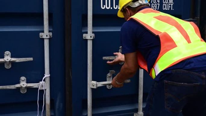 物流工人在仓库集装箱堆场打开和关闭集装箱箱的门，物流运输业务
