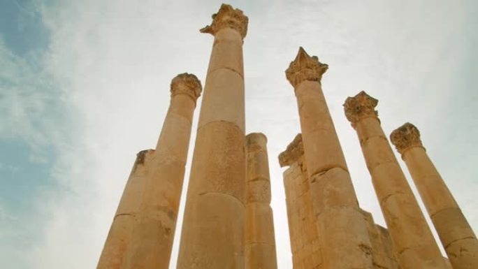 在约旦杰拉什阳光下的宙斯神庙柱的底部视图。
