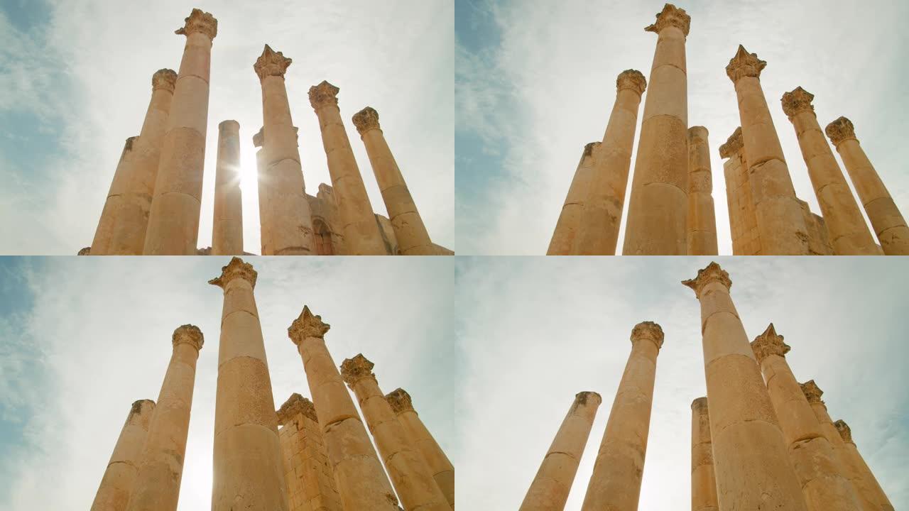 在约旦杰拉什阳光下的宙斯神庙柱的底部视图。