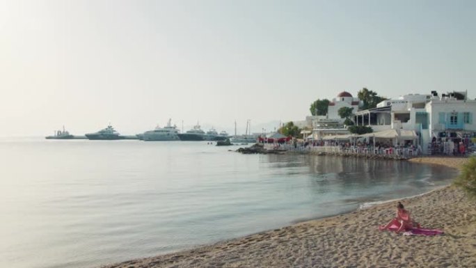 希腊米科诺斯马格达海滩广场的海滨餐厅