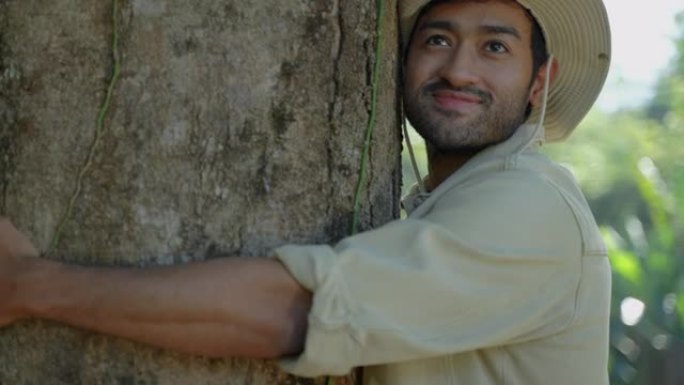 年轻的亚洲男性拥抱爱树，环境概念，保护