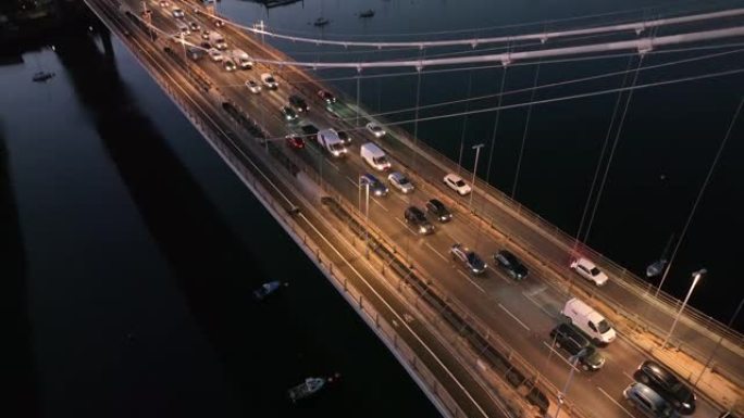 空中无人机拍摄夜间繁忙的桥梁