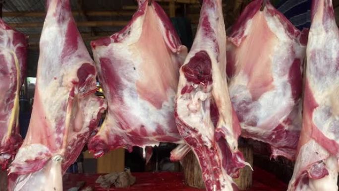 山羊肉悬挂在户外农贸市场出售
