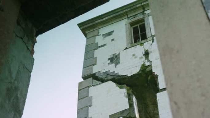 Farol da Ribeirinha灯塔损坏的特写细节。鸽子着陆