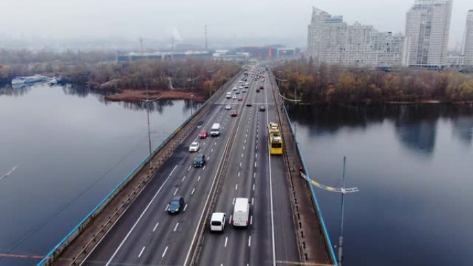 空中无人驾驶飞机以空中飞行的城市景观穿过桥梁的钢绳墩