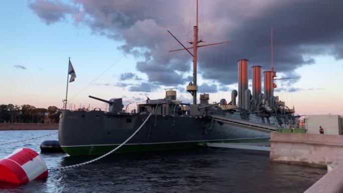 老俄罗斯军舰与圣安德鲁斯海军旗帜站在码头上。