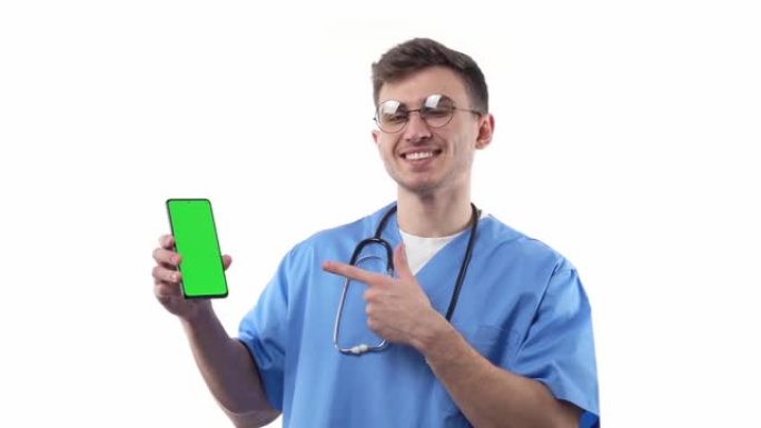 医生在制服和听诊器指向一个绿屏广告医疗药理学和现代医学和兽医的概念智能手机。