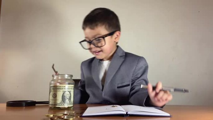 房地产投资。穿西装的男孩在硬币罐子里找到了成功的关键。财务规划概念