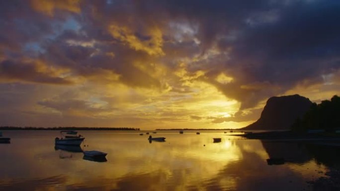 日落视频片段在海洋上的温暖光芒。世界上最好的日落。岛屿海滩背景上的海洋日落