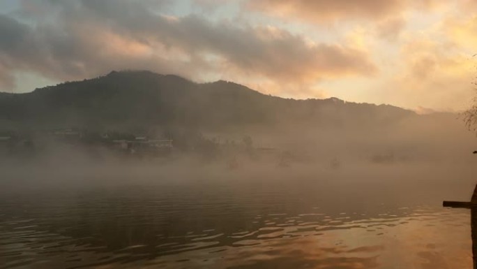 泰国湄宏顺雾之城。美丽的日出和湖上的移动雾在慢动作中折腾