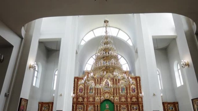 教堂圣像上的金色吊灯映衬着白墙的背景