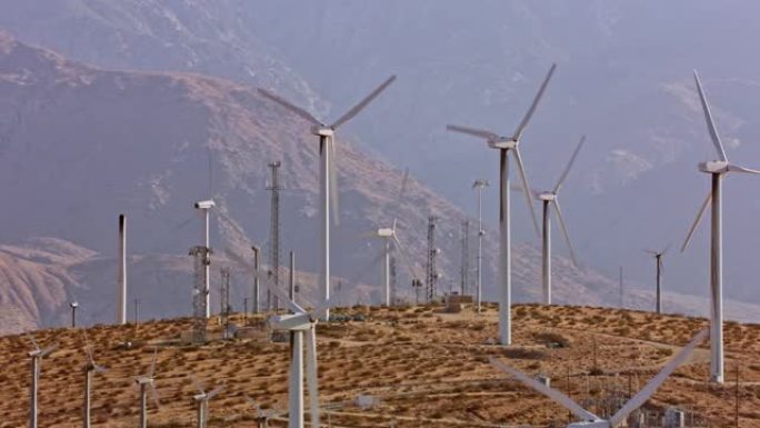 加利福尼亚州棕榈泉附近山顶上的空中风车