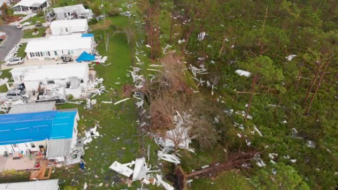 4k无人机视频显示佛罗里达州北港被飓风伊恩摧毁的房屋中的森林碎片-19