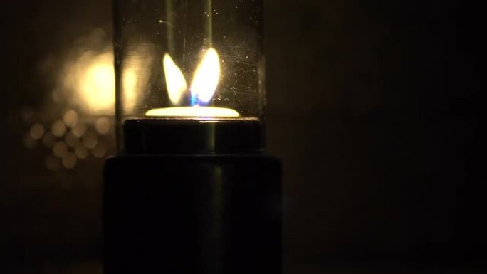 蜡烛闪烁在黑暗的浴室灯光反射浪漫的凉爽氛围
