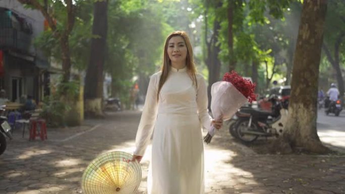 带有花束的亚洲人肖像，越南女姑娘在越南河内城市城镇旅行。人们的生活方式。
