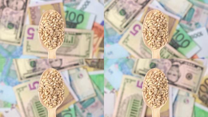 小麦价格背景。粮食危机。谷物价格上涨。食品成本概念。农业产业发展。木勺与小麦在纸币背景上的旋转。农业
