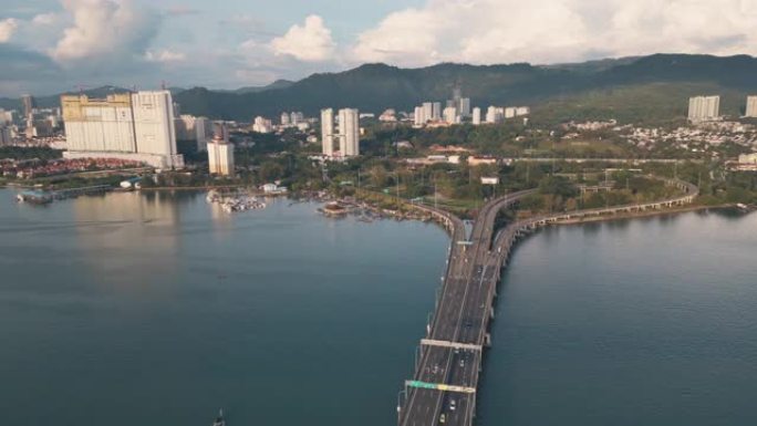 槟城大桥连接槟城岛从空中角度在早上