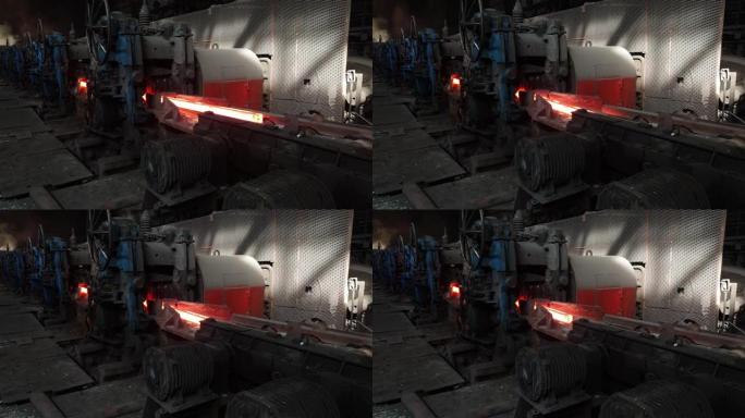 热坯在冶金车间，金属生产，钢铁车间的辊子上移动。轧钢冶金厂。供应轧制金属产品