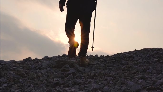 登山脚步 黄昏脚步 逆光行走 登山杖