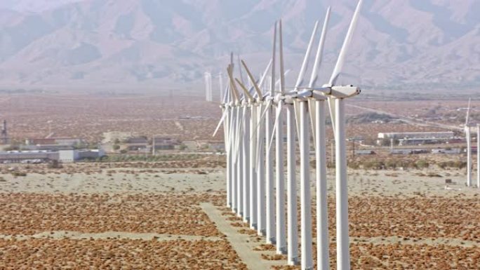 加利福尼亚州棕榈泉沙漠中的空中风车