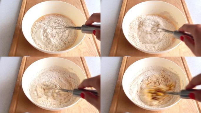 在面团中加入面粉，过筛并在白色碗中充分混合