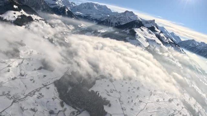 翼服飞行者在瑞士山区景观上空飙升