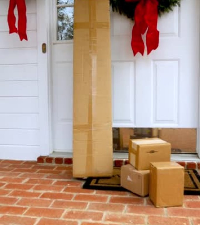 前门附近有圣诞装饰品的运输包裹