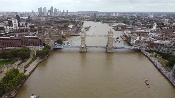 从塔桥上鸟瞰伦敦市中心的泰晤士河。