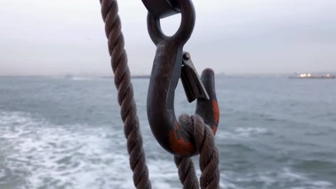 渡船背面的钩子和绳子的特写。