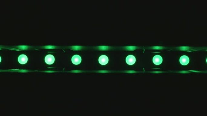微距拍摄: 发光二极管灯阵列，按照规则模式改变颜色。