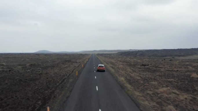 鸟瞰之路，首先在冰岛，全景高地和驾驶汽车在沥青上加速行驶。环城公路上的汽车无人驾驶风景。冒险和探索