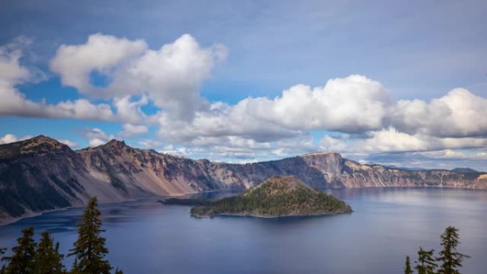 俄勒冈州火山口湖上方移动的云层的时间流逝