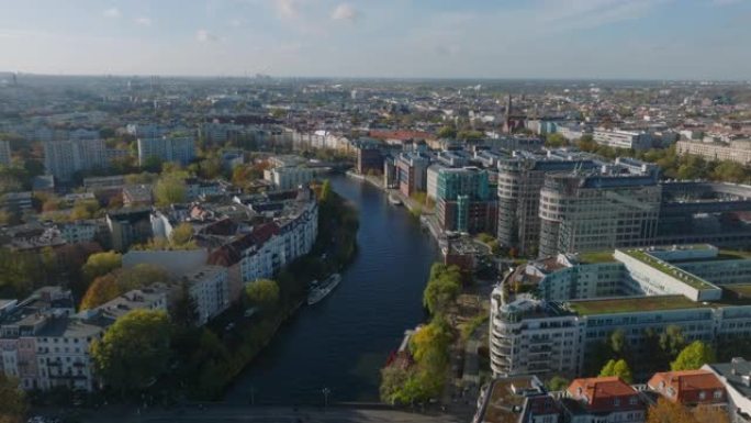 在施普雷河沿岸的住宅城市自治市镇的公寓楼的空中电影拍摄。德国柏林