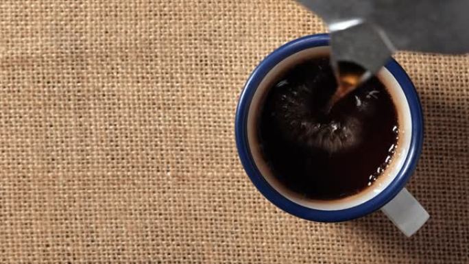从莫卡壶中倒出的热黑咖啡的俯视图。