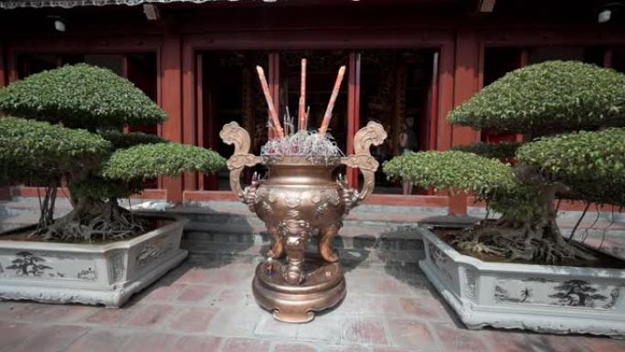 越南河内Ngoc Son佛寺祭坛上烧香的特写