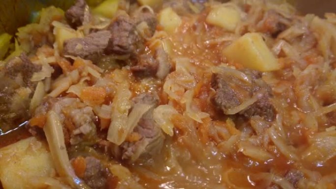 Bigos，红烧牛肉配白菜和土豆