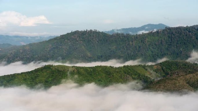 泰国亚拉省艾耶翁古农西里帕特视点的美丽日出与雾在山上滚动的延时