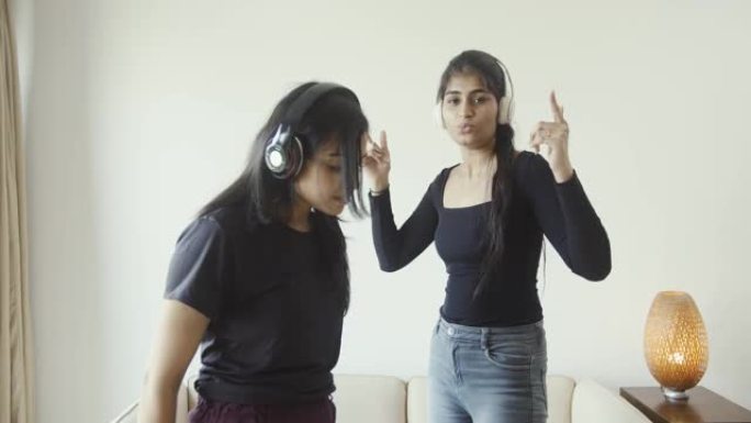 南亚女性喜欢在4k公寓里用耳机听的音乐