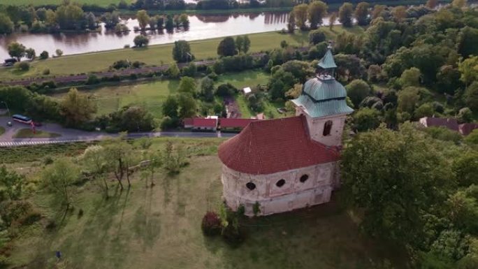 圣灵教堂庄严地站在波希米亚乡村中部的一座小山上。捷克共和国利贝乔夫