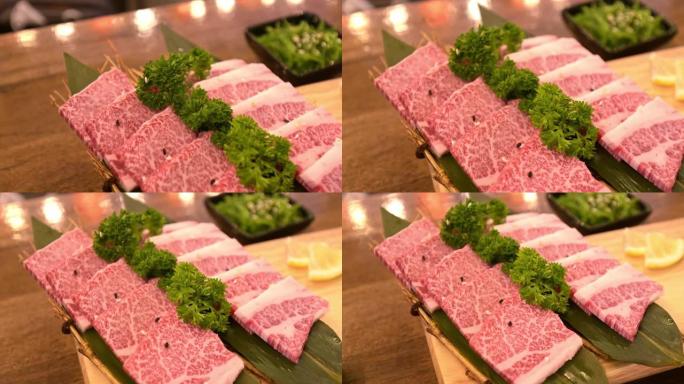 多汁的新鲜优质生肉牛排准备在餐厅烧烤日式烧烤。新鲜的神户和牛牛肉，切成大理石纹理，可用于寿喜烧和sh